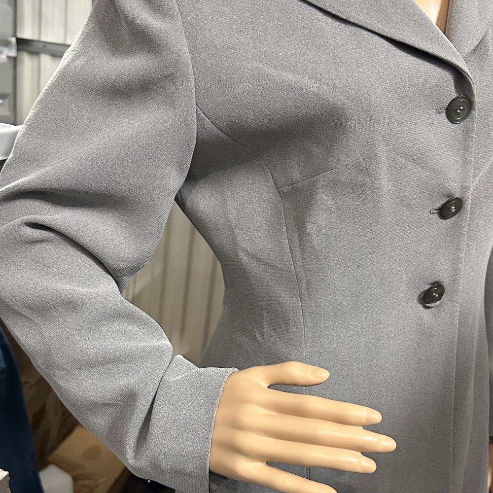 Larry Levine women’s Gray Long Taylored Blazer with decorative buttons size 6 - Picture 3 of 8
